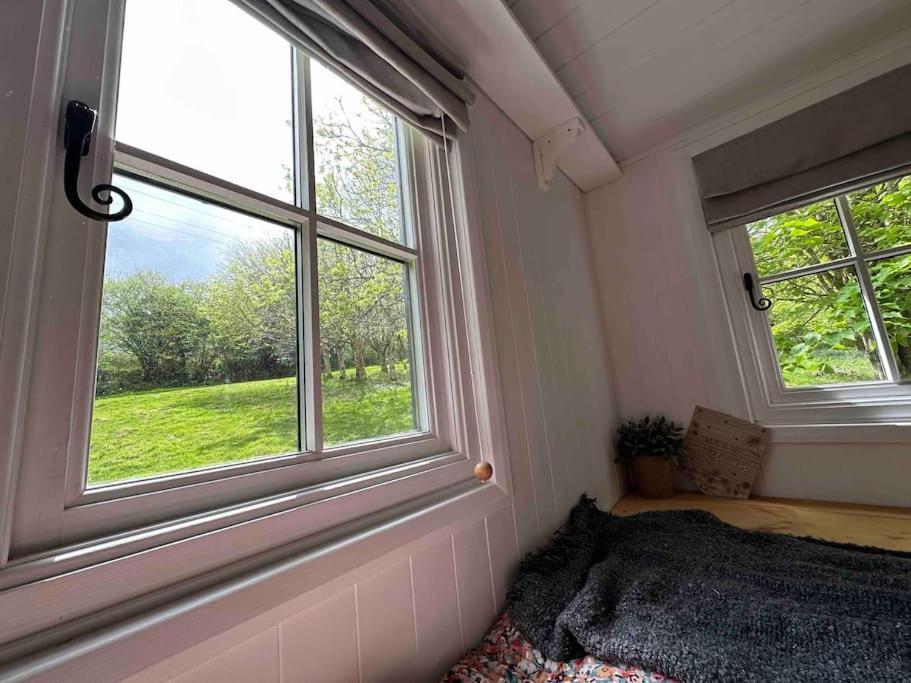 Cornwall Woodland Shepherd'S Hut Deirdres Hut Бодмин Екстериор снимка
