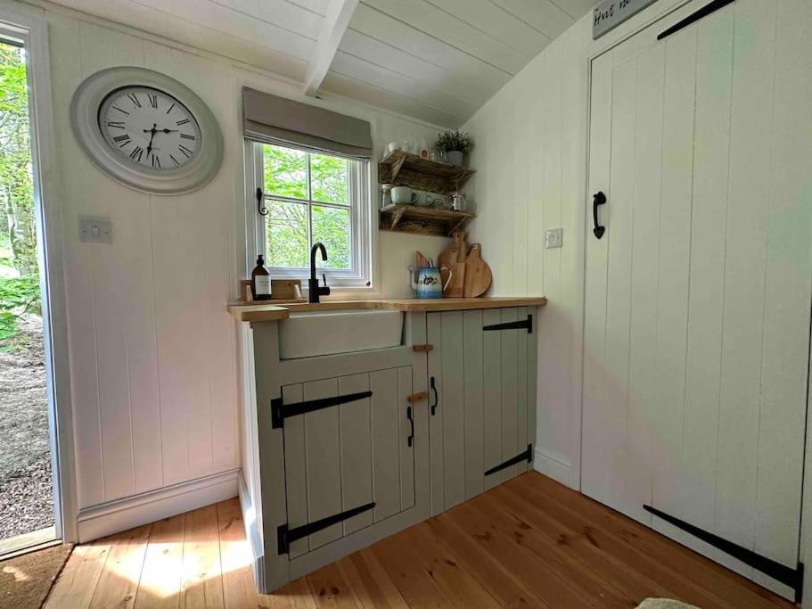 Cornwall Woodland Shepherd'S Hut Deirdres Hut Бодмин Екстериор снимка